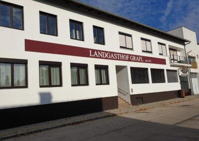 firmenlogo auf fassade